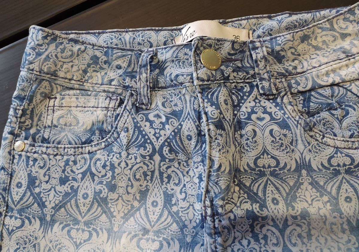 calça jeans estampada feminina