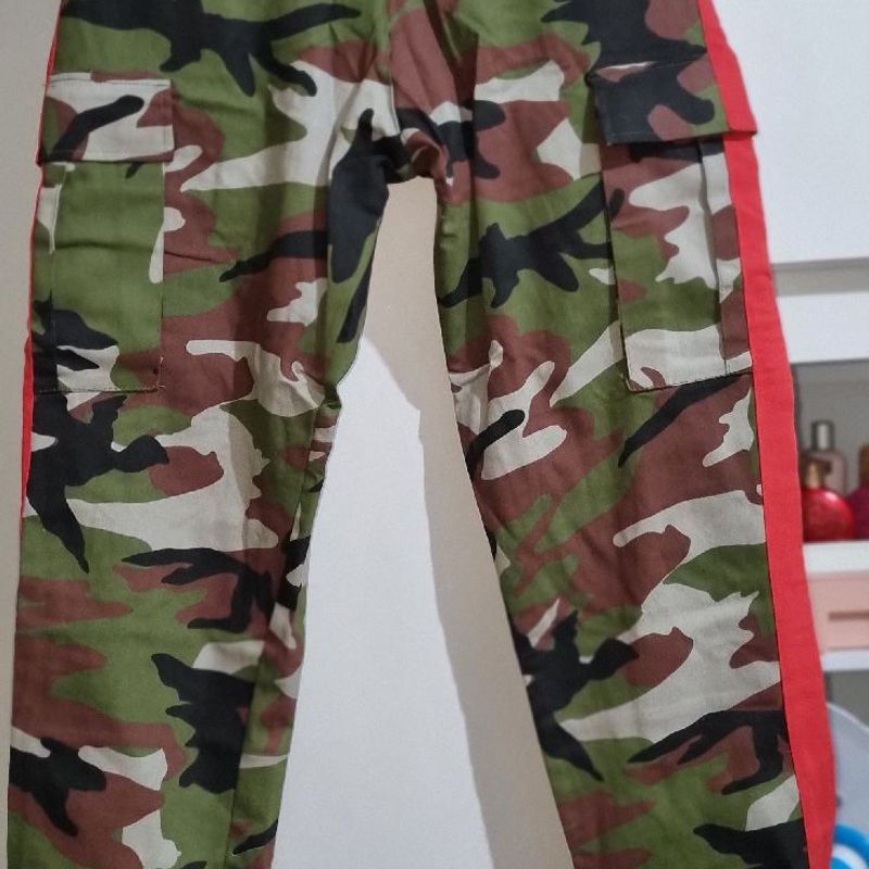 Calça jeans best sale estilo militar