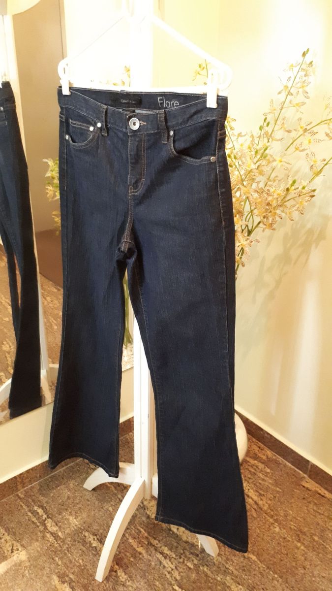 calça jeans flare calvin klein