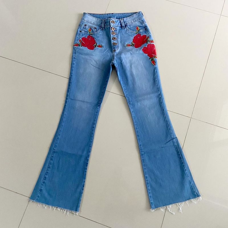 Calça jeans com aplicação best sale de flores