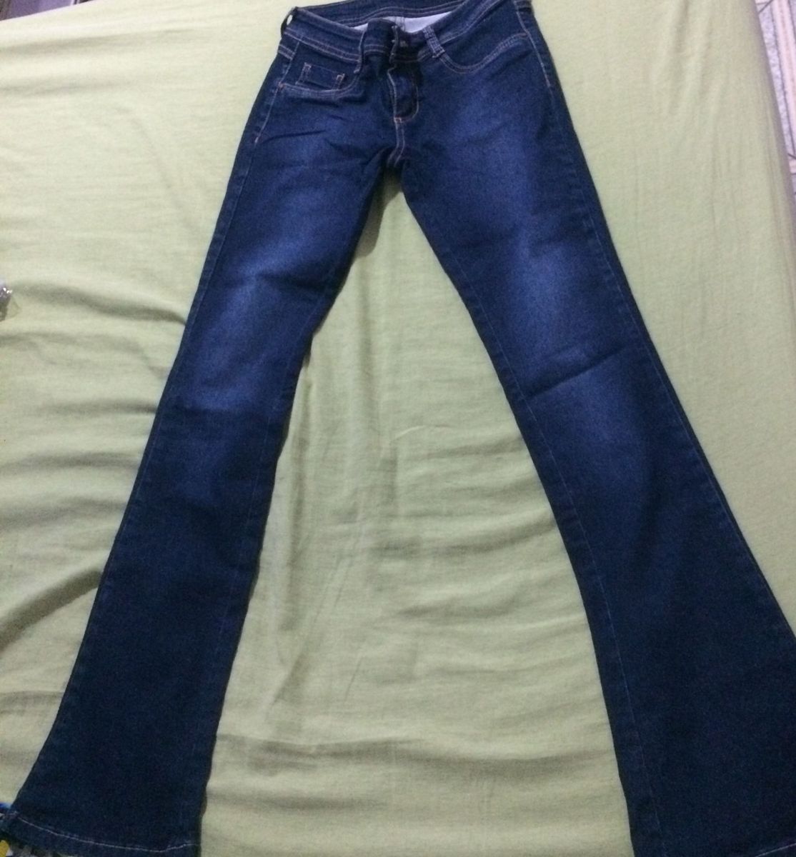 calça jeans flare azul escuro