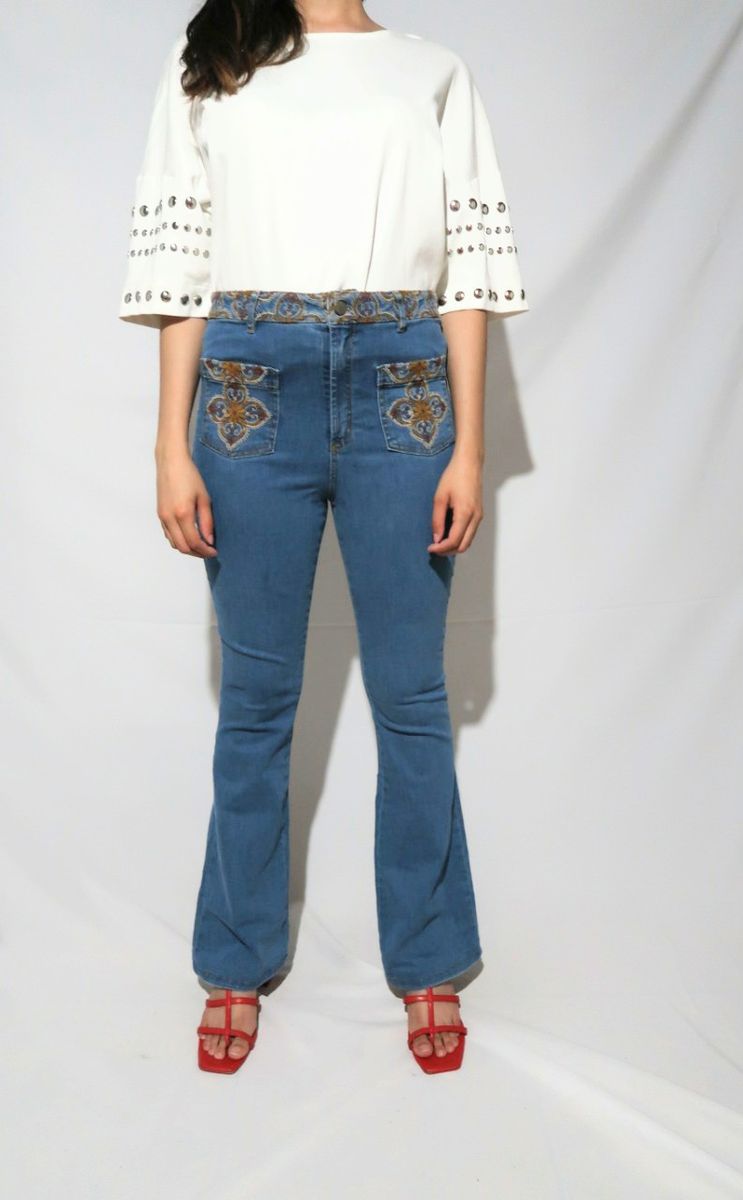 calça jeans flare bordada