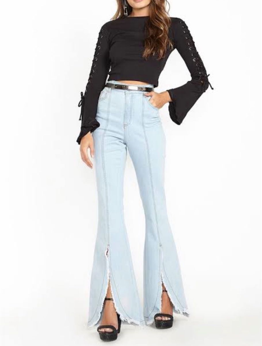 calça jeans flare com fenda