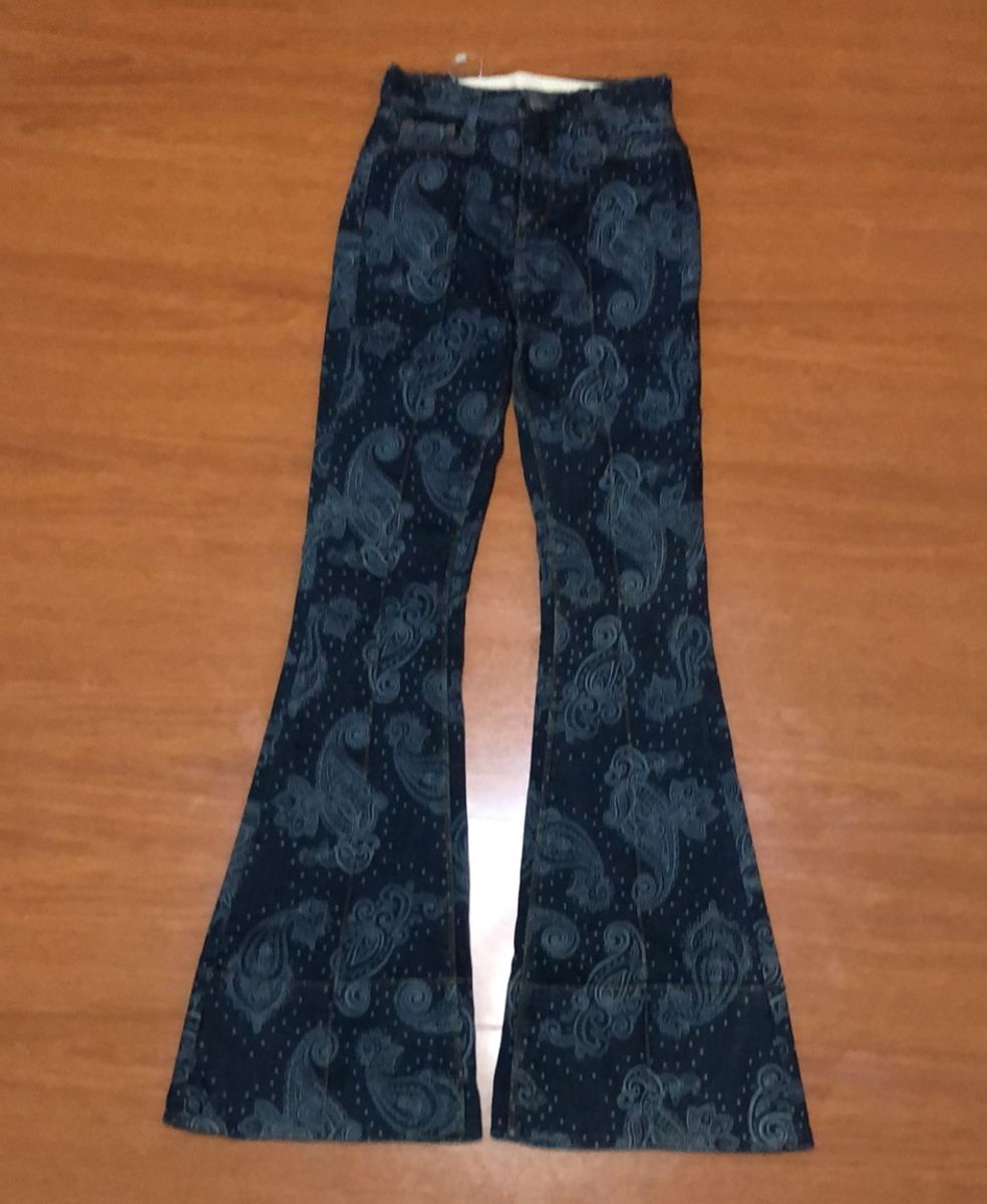 calça jeans com desenhos