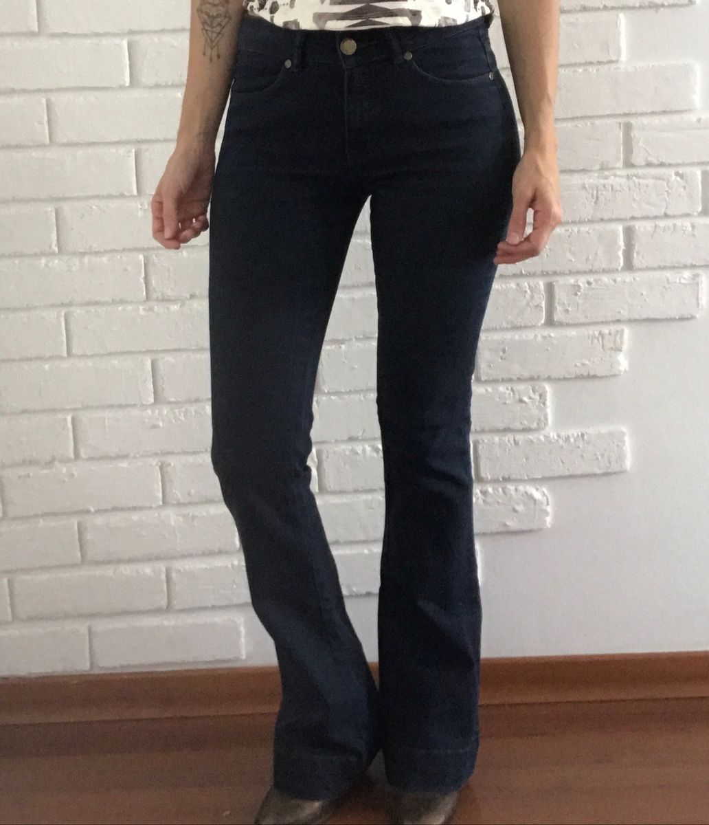 calça jeans flare escura