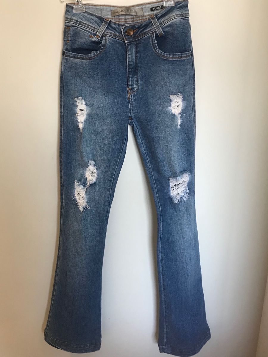 calça jeans flare rasgadinha