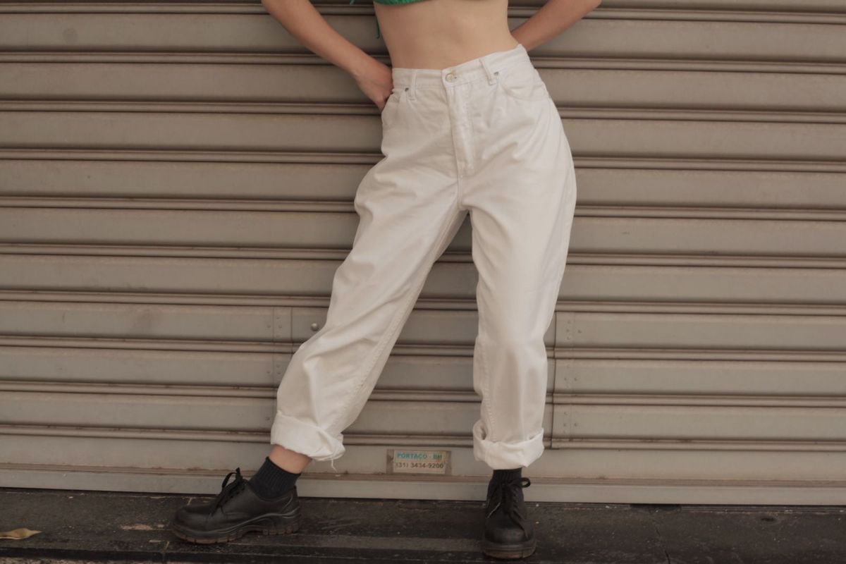 calça jeans branca cos alto