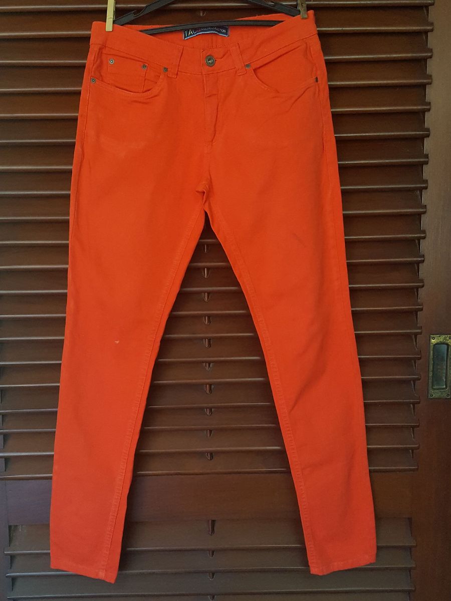 calça jeans laranja feminina