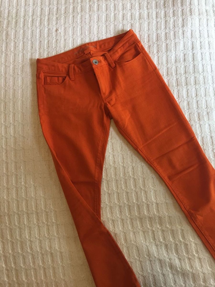 calça jeans laranja