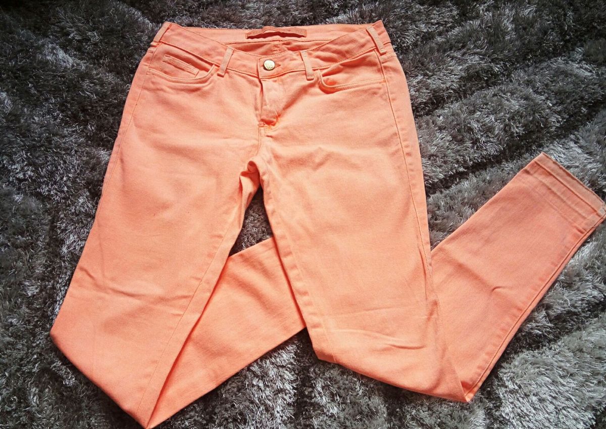 calça jeans laranja