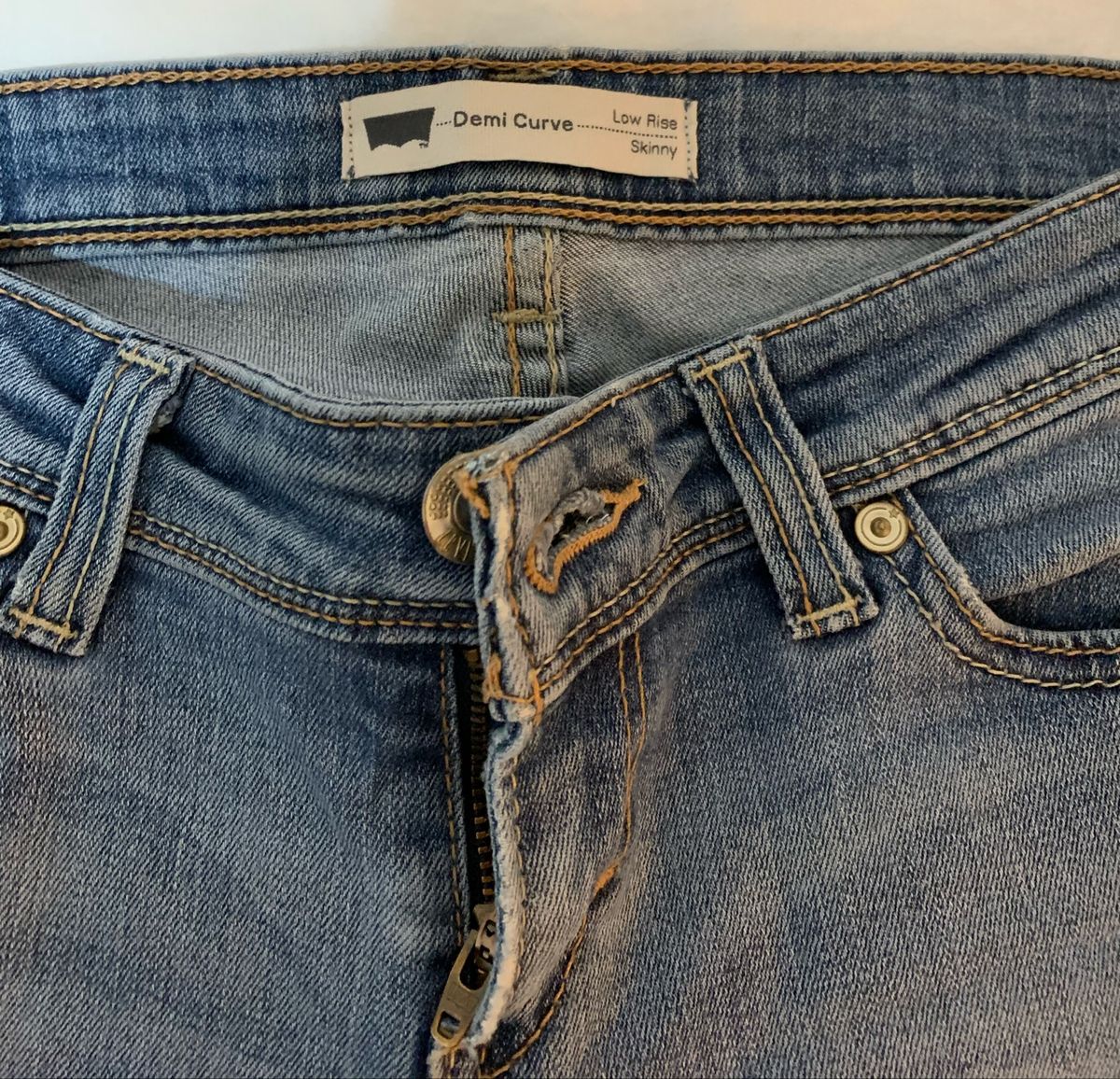 calça levi's demi curve