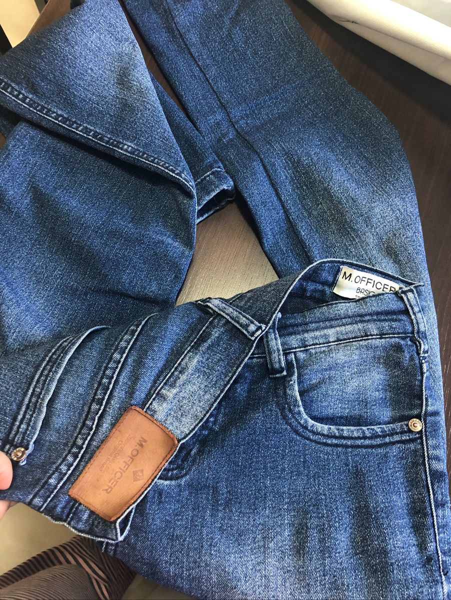 calça com a boca apertada