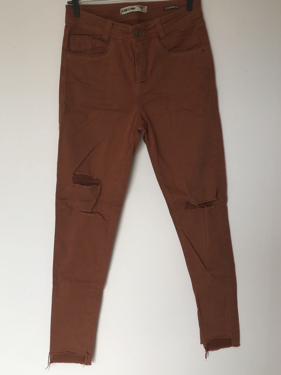 calça jeans marrom feminina