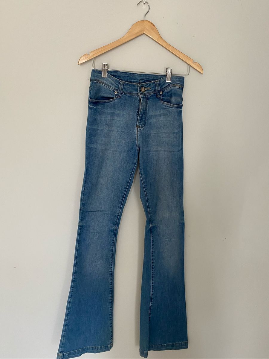 calça jeans flare animale