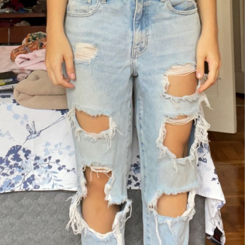https://photos.enjoei.com.br/calca-jeans-mom-jeans-cintura-alta-rasgada-pacsun-79543584/800x800/czM6Ly9waG90b3MuZW5qb2VpLmNvbS5ici9wcm9kdWN0cy8yOTM2MzM2Ni8wNWM4OTVmZjRjNGYxYzUyNGU2MGRkNTY5NDE2ZTEyNS5qcGc