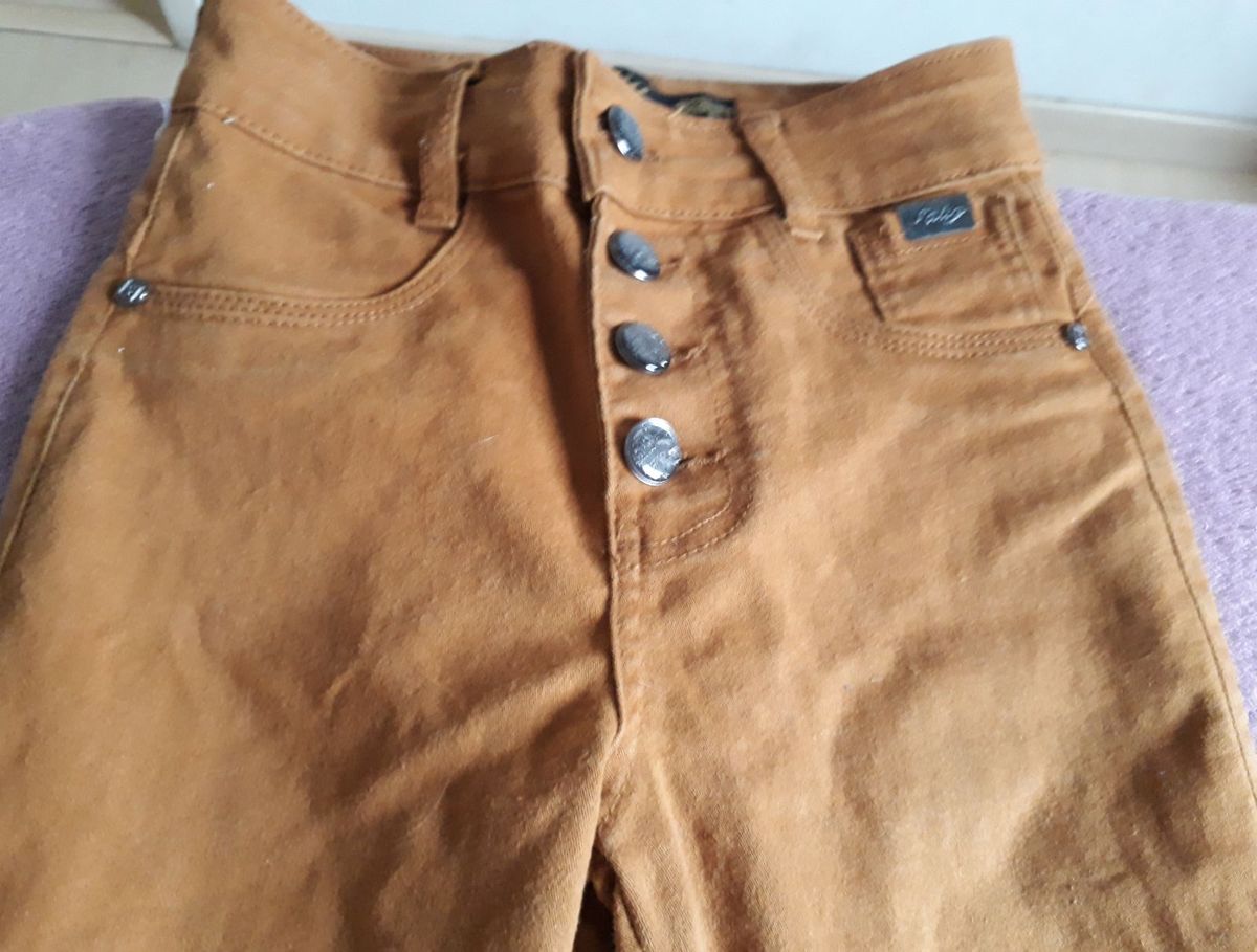 calça jeans cor mostarda