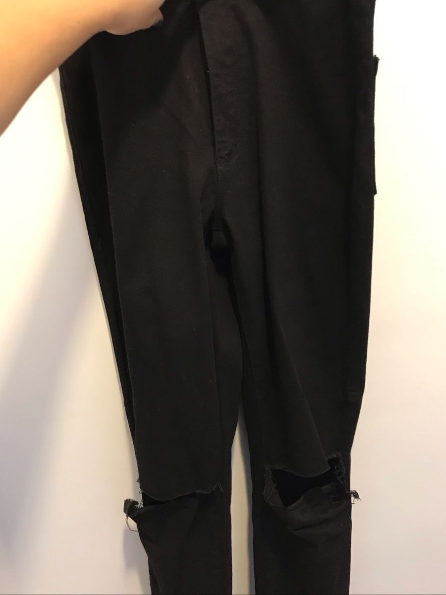 calça preta rasgada no joelho feminina