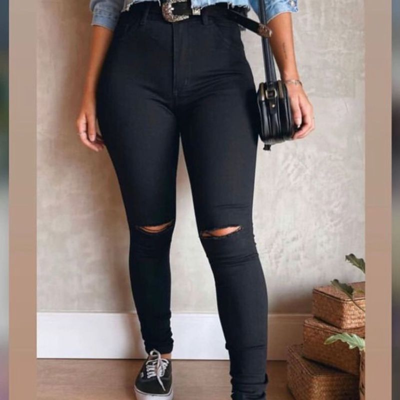 Calça jeans preta cós alto cintura alta com rasgo no joelho skinny
