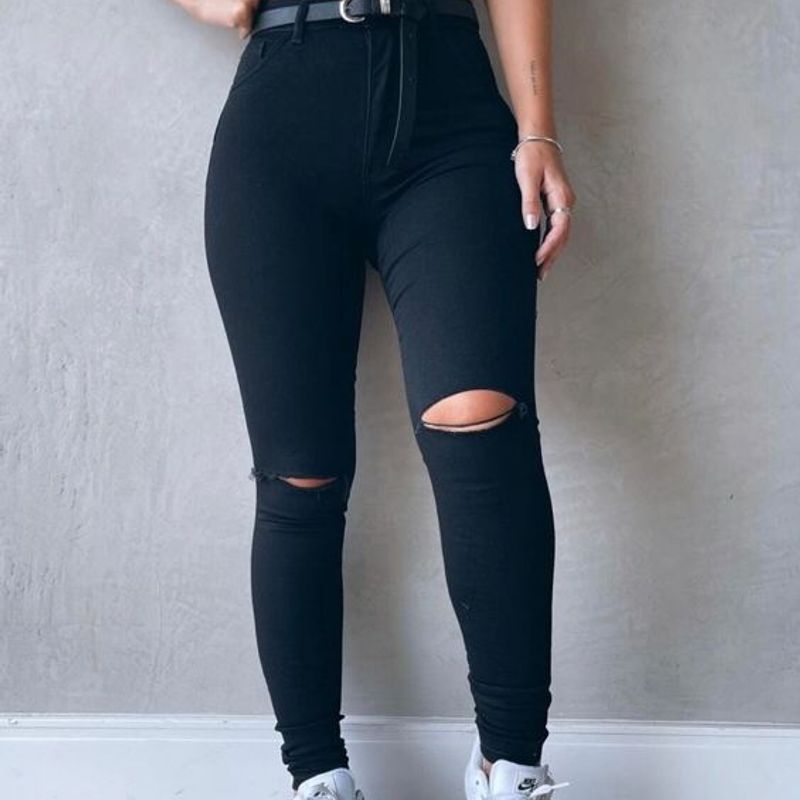 Calça jeans preta rasgadinha hot sale feminina