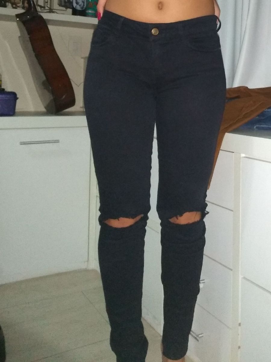 calça jeans preta rasgada feminina