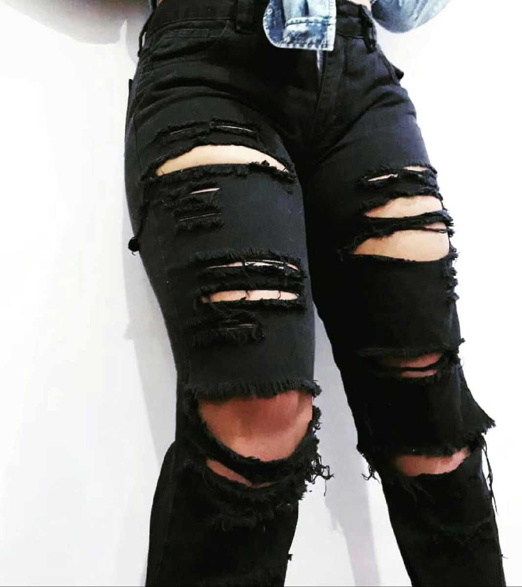 calça jeans preta rasgada feminina
