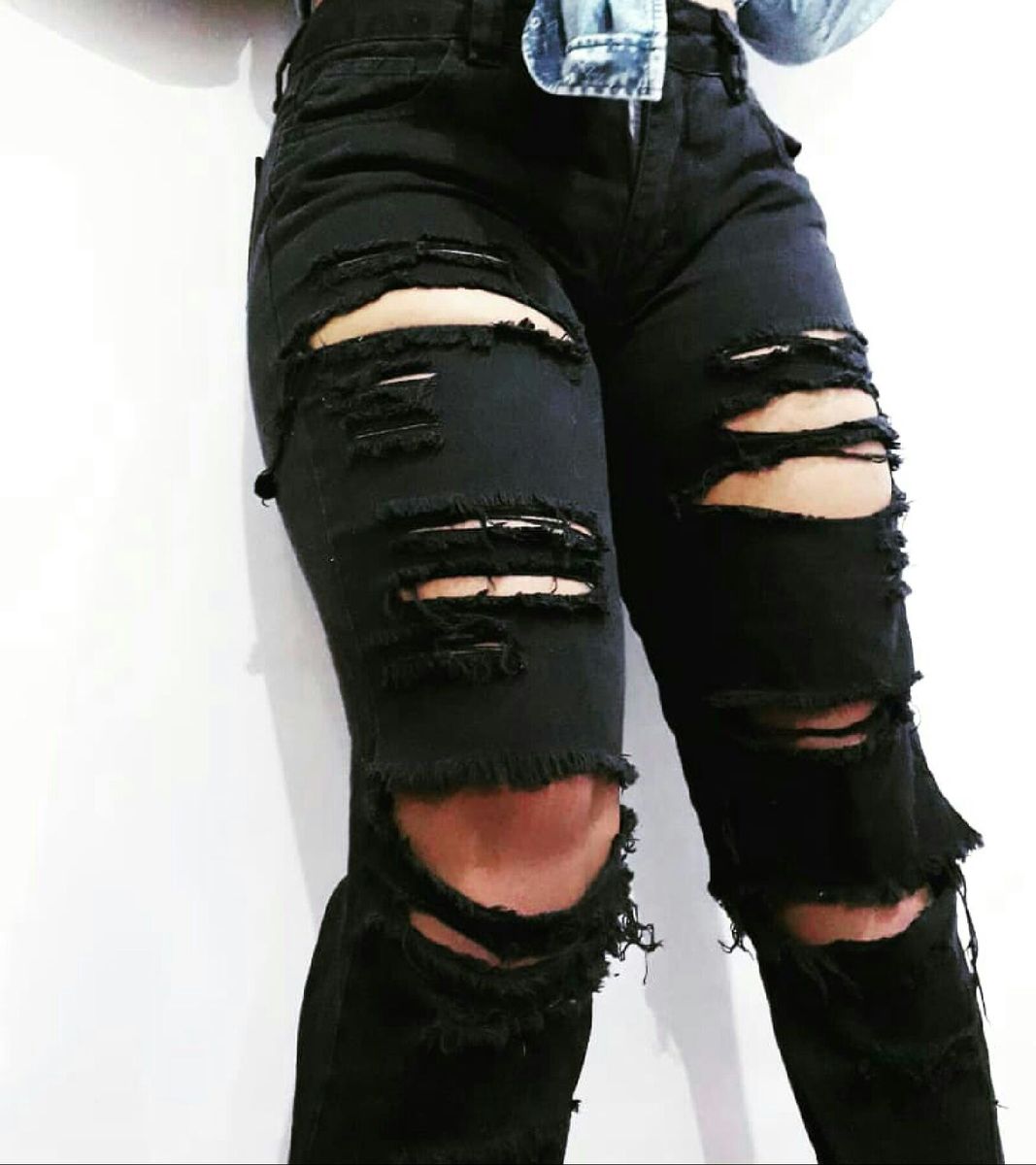 calça jeans preta rasgada