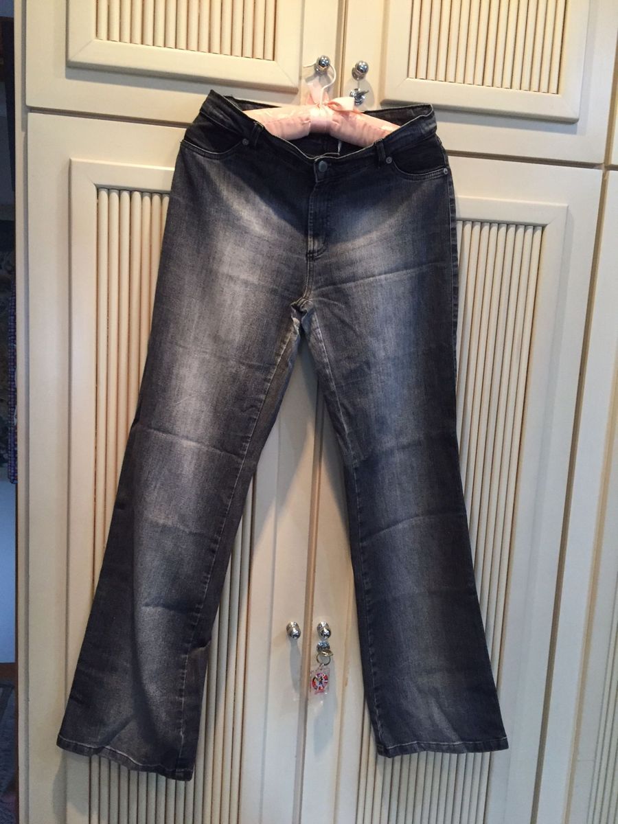 calça jeans preta desbotada