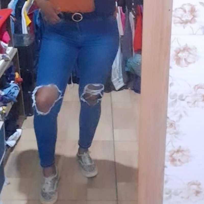 Calça cortada no joelho hot sale feminina