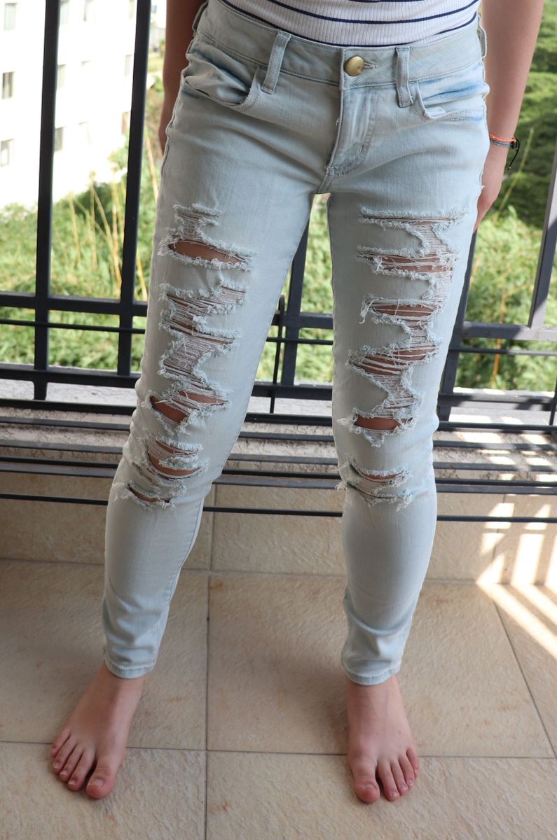 calça jeans clara rasgadinha