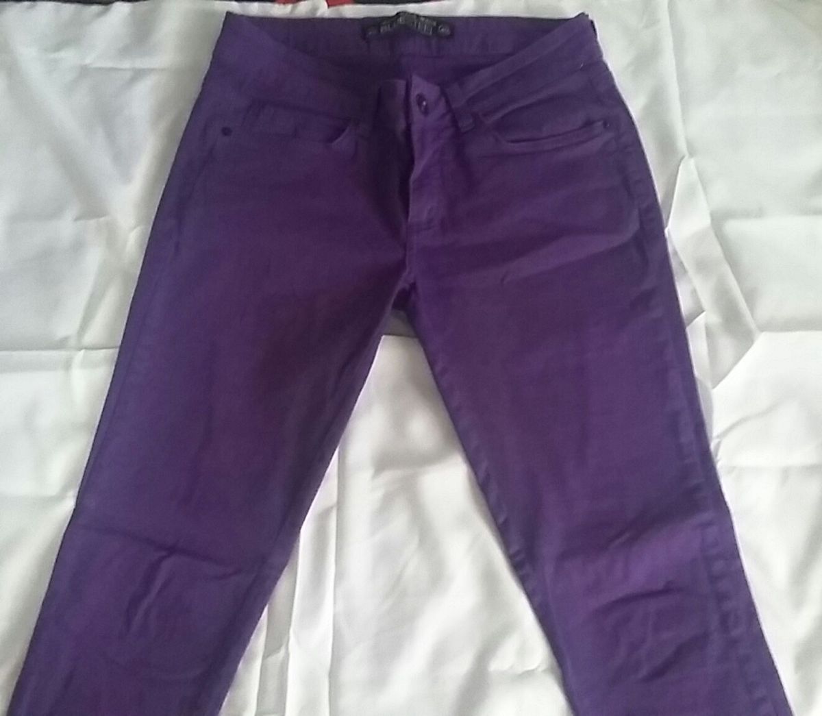 calça roxa feminina