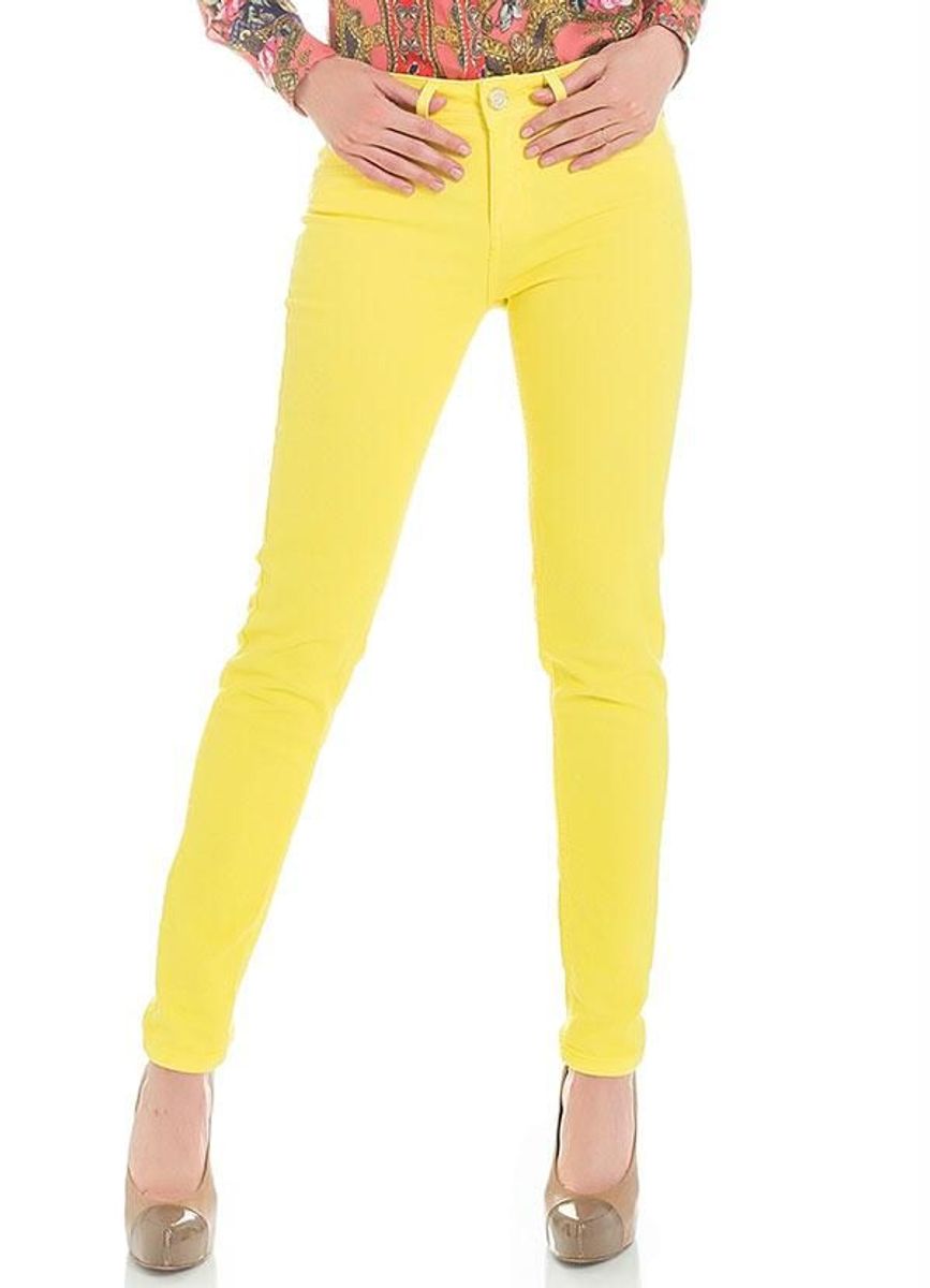 calça jeans amarela feminina
