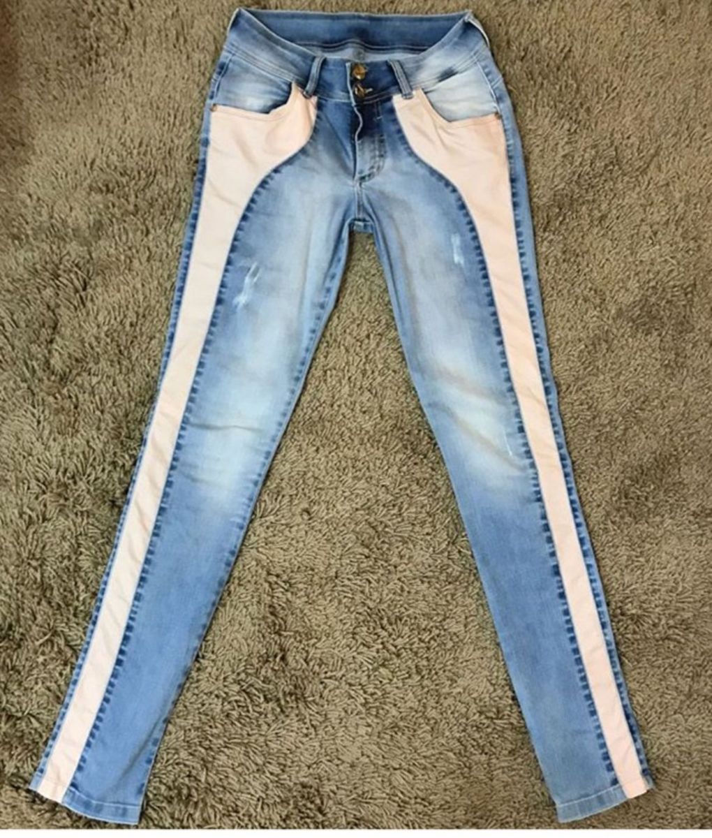 calça jeans com tecido na lateral