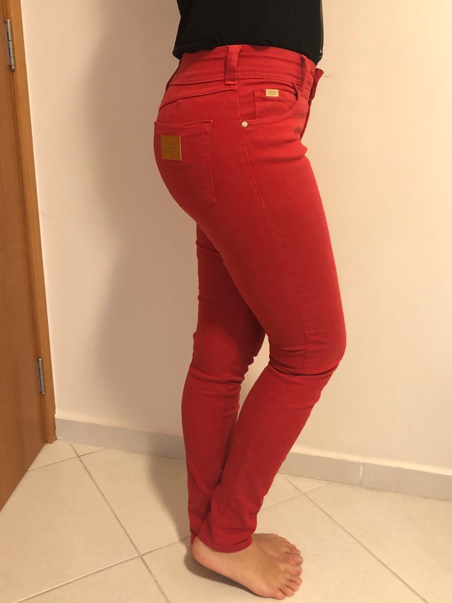 calça jeans vermelha feminina