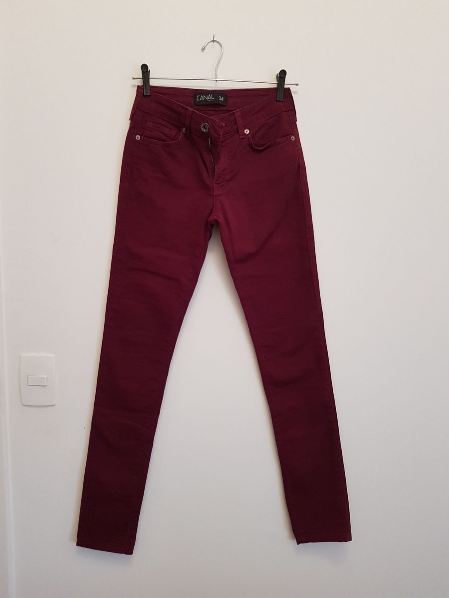 calça jeans vinho feminina