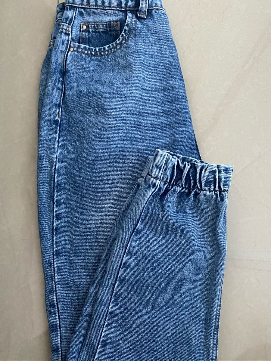 Calça jeans com store elastico na perna