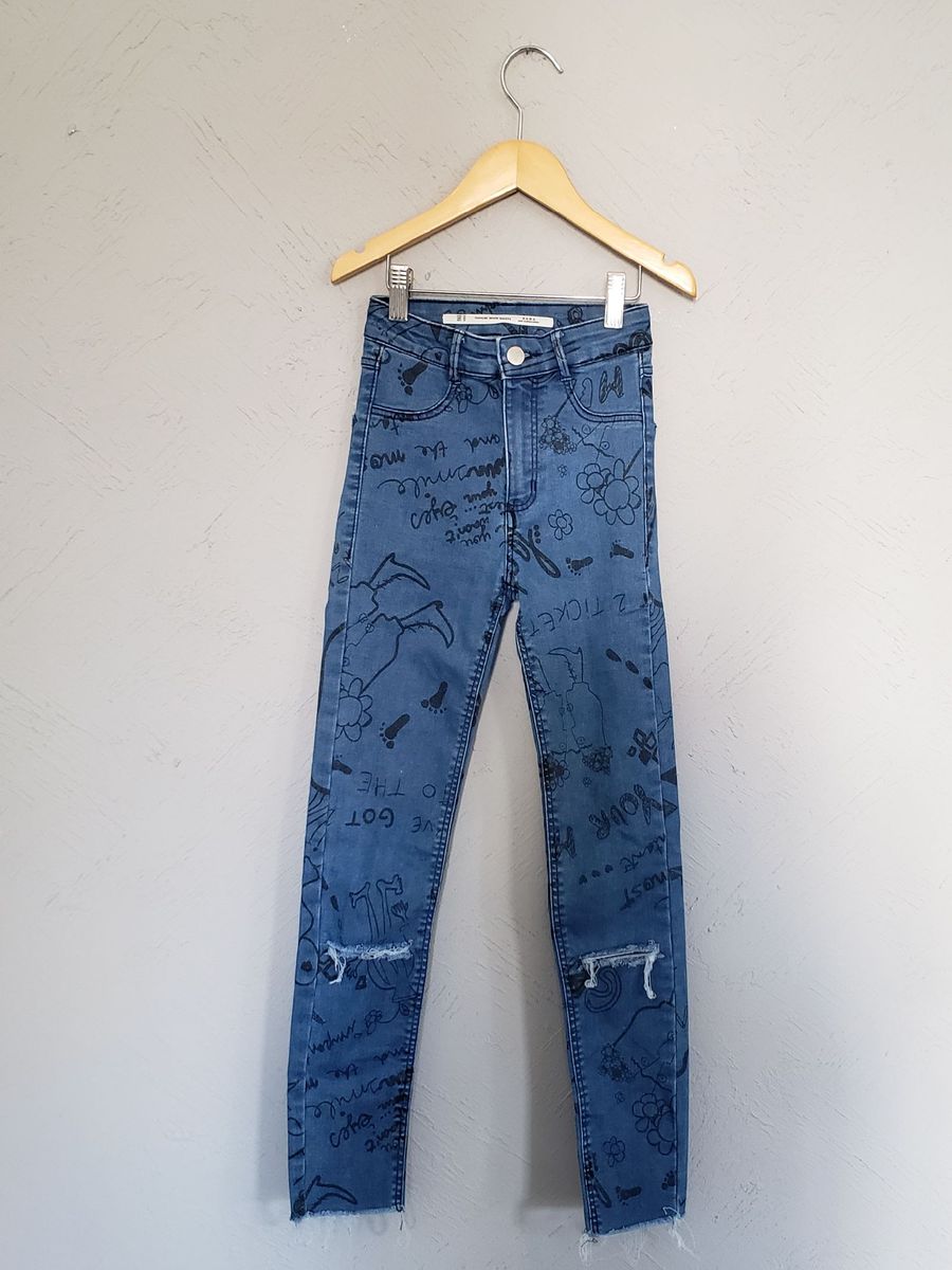 calça jeans com desenhos