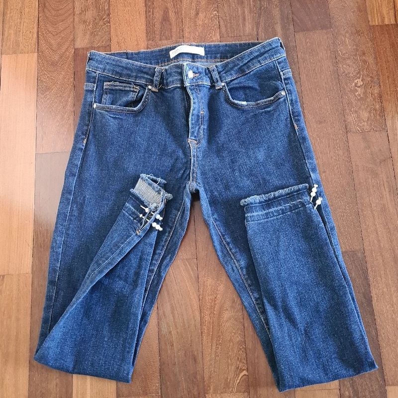 https://photos.enjoei.com.br/calca-jeans-zara-feminino-com-detalhe-lindo-90755135/800x800/czM6Ly9waG90b3MuZW5qb2VpLmNvbS5ici9wcm9kdWN0cy83NzgwNTYxLzRkMjkzYzI4Mzk1OWZlNTA0MmMyMWM5NDc0YTkxNjEwLmpwZw