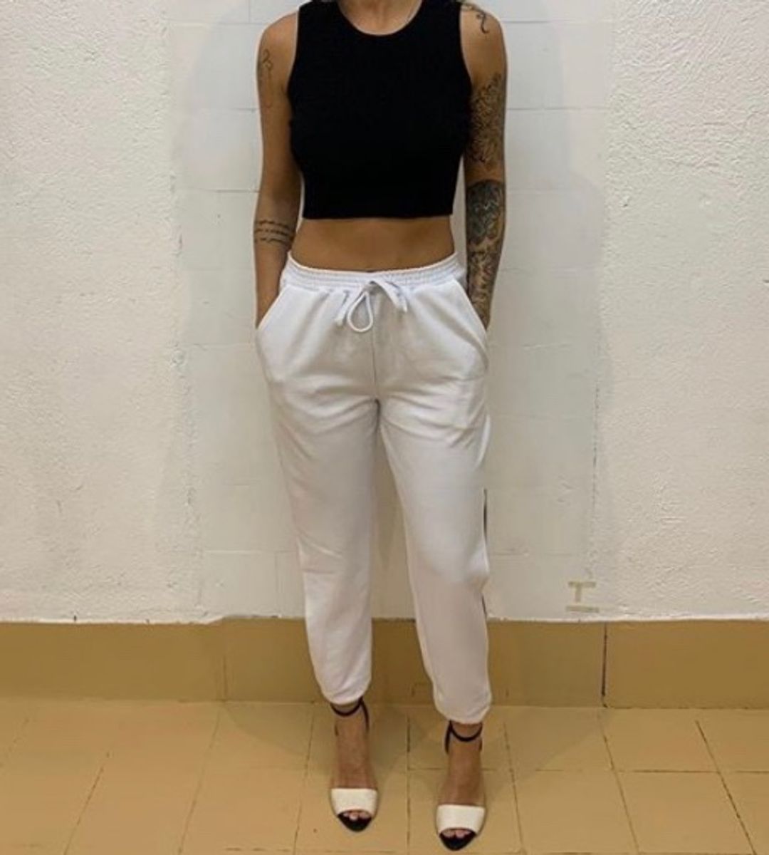 calça branca jogger