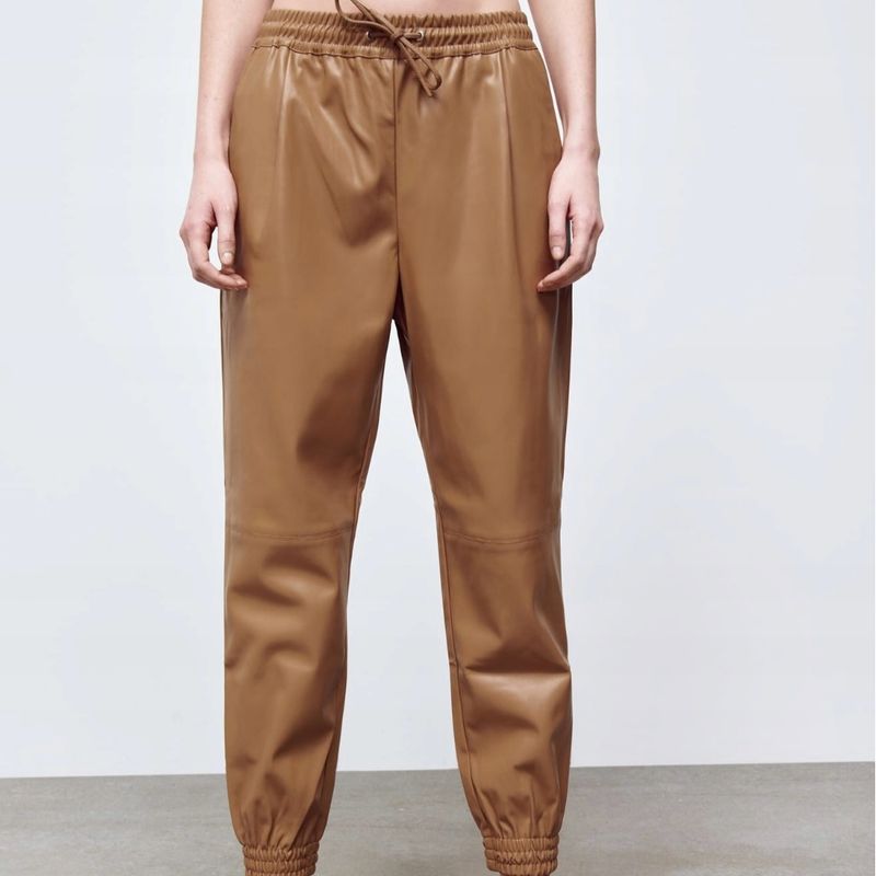 Calça Jogger em Couro Eco (Pu) Caramelo Zara Usado 102880498