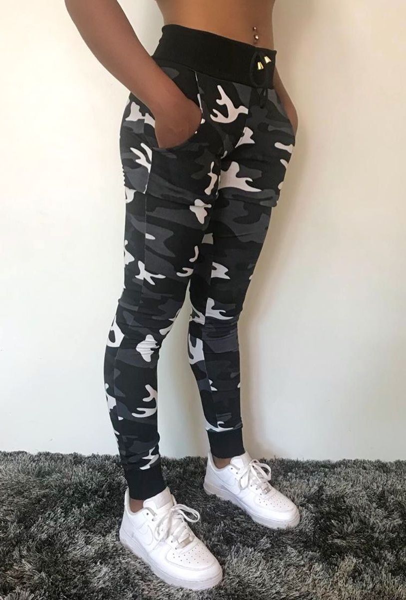 calça camuflada jogger feminina