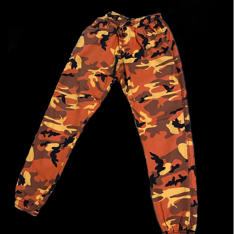 Calça best sale camuflada laranja