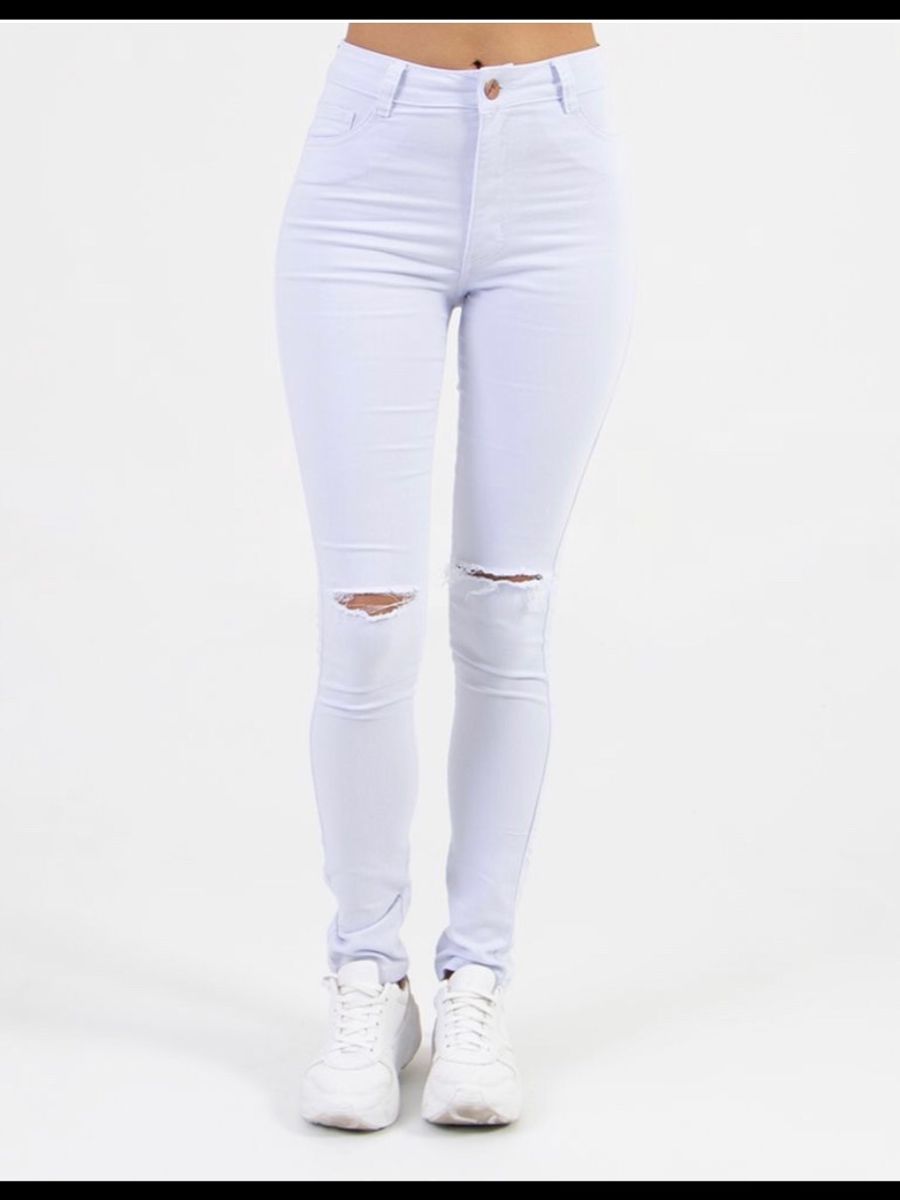 calça jeans branca com rasgo no joelho