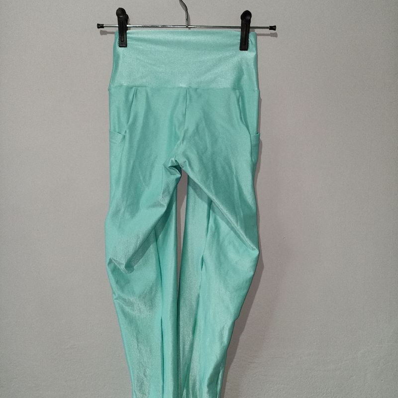 Calça Legging Preta Midi com bolso Essence