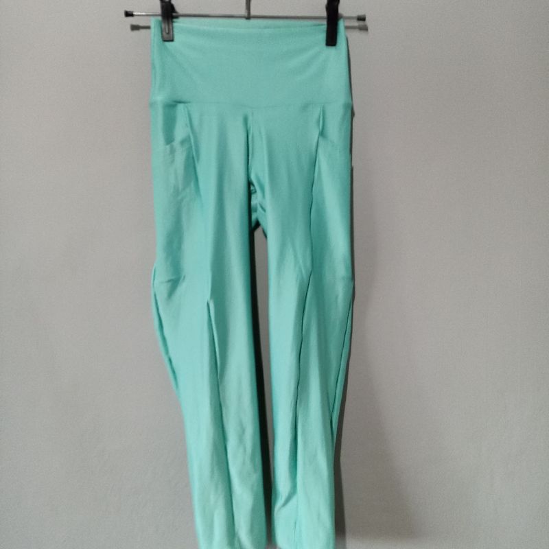 Calça Legging Preta Midi com bolso Essence