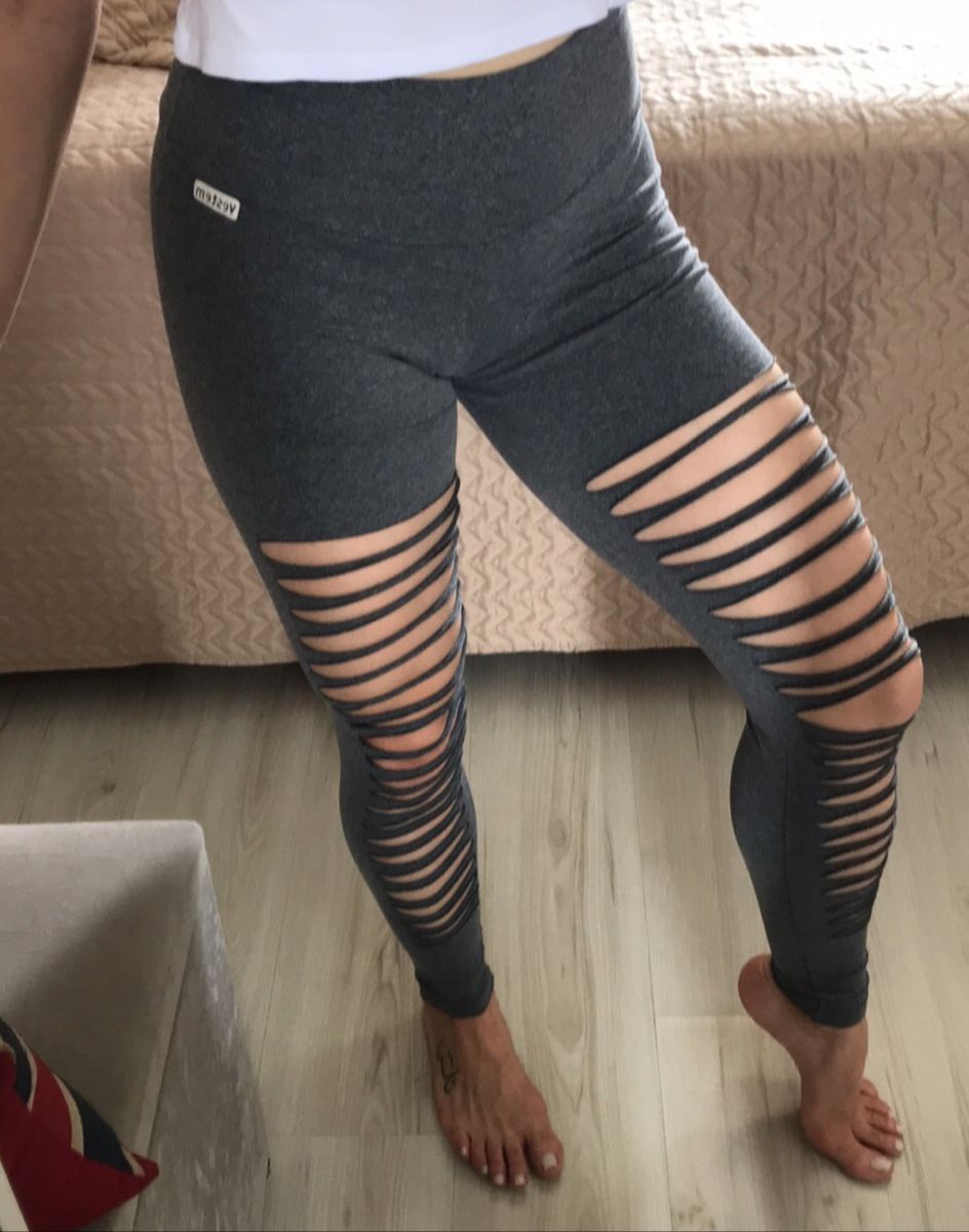 vestindo calça legging