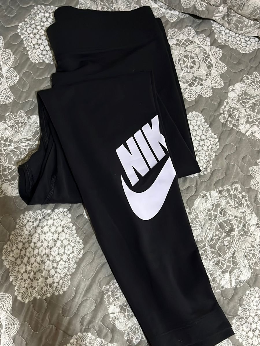 Legging Nike Sportswear Essential - Feminina