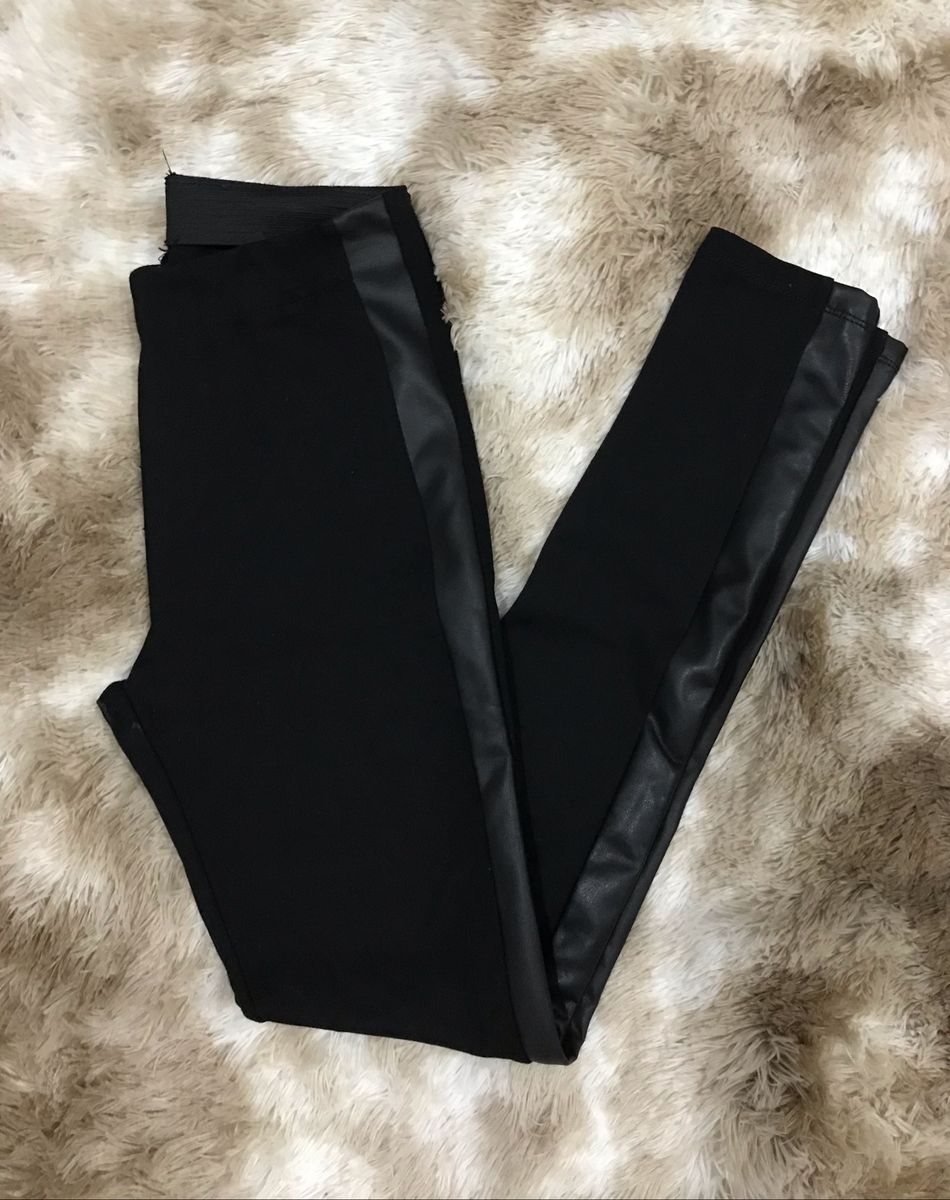 calça legging detalhe em couro