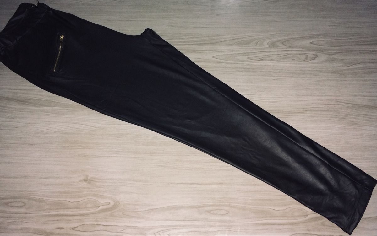 calça em material sintetico