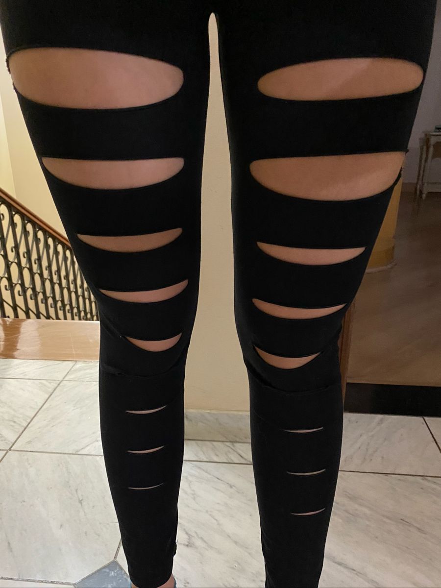 calça legging preta rasgadinha