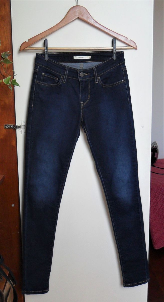 calça jeans escura feminina levis